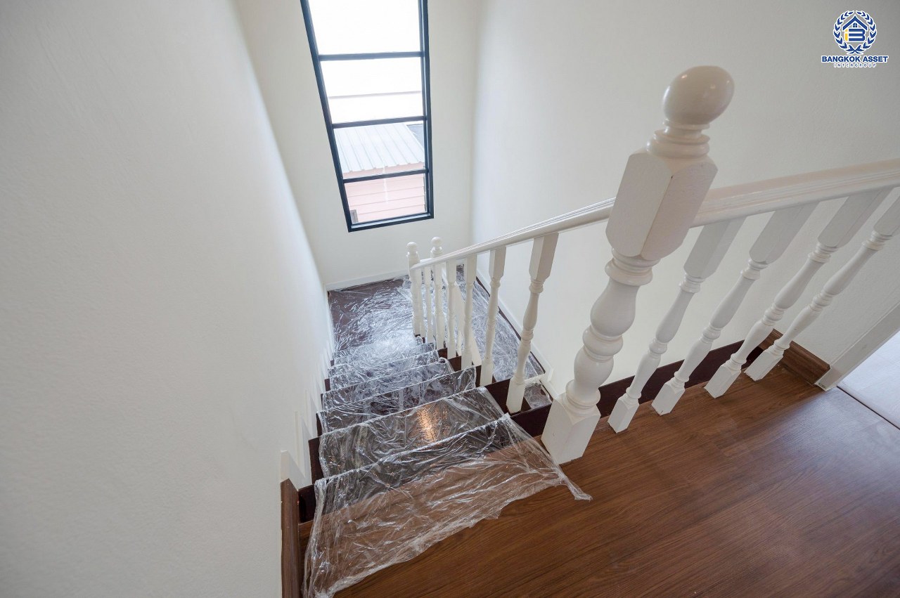 บ้านมือสองตกแต่งใหม่ โครงการ ปฐวีกาญจน์ ประชาชื่น-แจ้งวัฒนะ ทำเลโซนเมือง ดีไซน์สุด Classic ใกล้เซ็นทรัลแจ้งวัฒนะ สนามบินดอนเมือง เดินทางสู่ใจกลางเมืองได้อย่างรวดเร็วด้วย ทางด่วน"ศรีสมาน" และรถไฟฟ้าสายสีชมพู "สถานีเมืองทองธานี" บนเนื้อที่ 61.6 ตร.ว. ฟังก์ชัน 3 ห้องนอน 4 ห้องน้ำ 1 ห้องแม่บ้านพร้อมห้องน้ำ จอดรถได้ 2 คัน